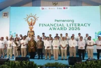 Sekda Kabupaten Malang Budiar menerima penghargaan Financial Literacy Award 2026, Jumat (28/8). (Dok Ho/RadarBangsa.co.id)