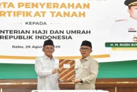 Wakil Bupati Pasuruan Shobih Asrori bersama Dirjen Bina Penyelenggaraan Haji dan Umrah Puji Raharjo saat penandatanganan NPHD dan BAST di Kantor Bupati Pasuruan, Rabu (26/8/2026). (Foto Dok Ho/RadarBangsa.co.id)