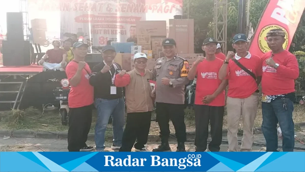 Pengamanan jalan sehat HUT RI ke-81 di Graha Indah, Lamongan, Minggu (23/8/2026). (Foto Dok Ho/RadarBangsa.co.id)