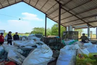 Bupati Lamongan Yuhronur Efendi saat meninjau TPST dan TPA Tambakrigadung, Lamongan, Rabu (12/8). (Foto Dok Ho/RadarBangsa.co.id)