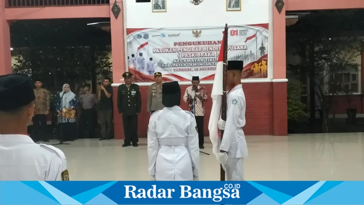 Camat Tikung Sujirman Sholeh bersama jajaran Forkopimcam saat pengukuhan 75 Paskibra untuk Upacara Detik-Detik Proklamasi HUT ke-81 RI tahun 2026 di Kecamatan Tikung, Kabupaten Lamongan, Minggu (16/8/2026). (Foto Dok Ho/RadarBangsa.co.id)