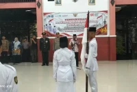 Camat Tikung Sujirman Sholeh bersama jajaran Forkopimcam saat pengukuhan 75 Paskibra untuk Upacara Detik-Detik Proklamasi HUT ke-81 RI tahun 2026 di Kecamatan Tikung, Kabupaten Lamongan, Minggu (16/8/2026). (Foto Dok Ho/RadarBangsa.co.id)