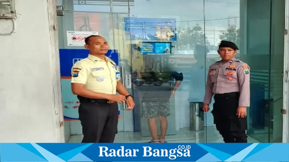 Petugas Polsek Laren melaksanakan patroli objek vital dengan sasaran ATM BRI Unit Laren, ATM BNI Laren, dan SR Mart sekaligus menyampaikan pesan kamtibmas kepada satpam, Minggu (16/8/2026). (Foto Dok Ho/RadarBangsa.co.id)