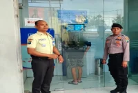 Petugas Polsek Laren melaksanakan patroli objek vital dengan sasaran ATM BRI Unit Laren, ATM BNI Laren, dan SR Mart sekaligus menyampaikan pesan kamtibmas kepada satpam, Minggu (16/8/2026). (Foto Dok Ho/RadarBangsa.co.id)
