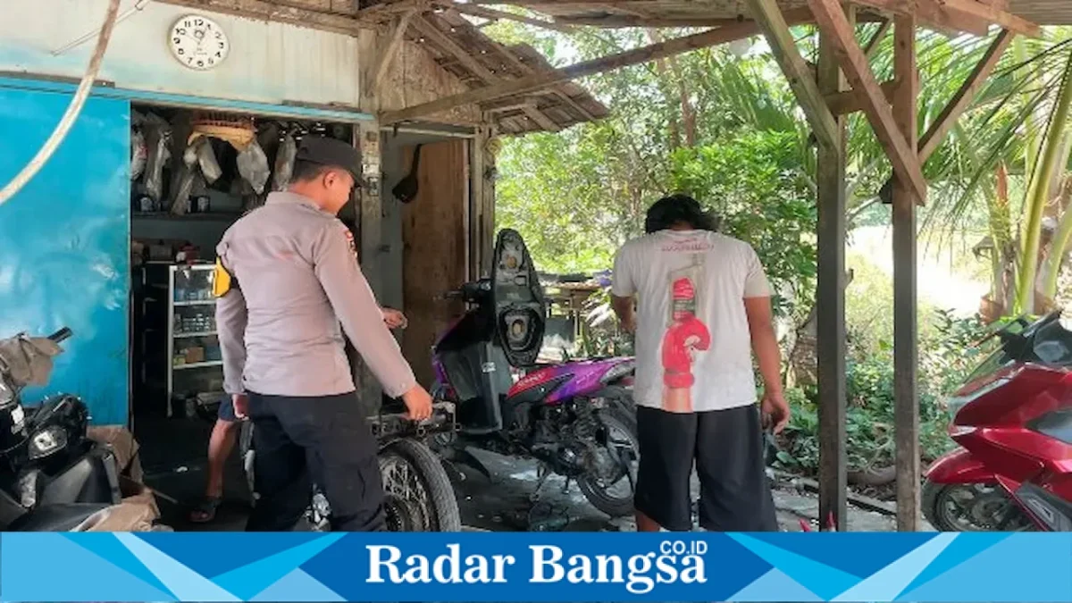 Polisi saat patroli dialogis di Desa Laren, Lamongan, Sabtu (29/8/2026). (Dok Ho/RadarBangsa.co.id)