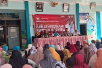 Polmas Desa Bulutigo bersama Babinsa saat memberikan sosialisasi bahaya pinjol dan judol kepada warga penerima PKH di Balai Desa Bulutigo, Senin (10/8/2026). (Foto Dok Ho/RadarBangsa.co.id)