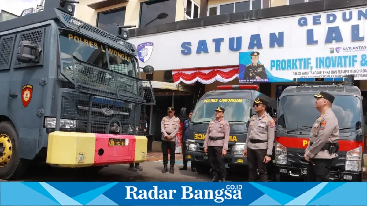 Kapolres Lamongan AKBP Adhytiawarman Gautama Putra memimpin apel pengecekan perlengkapan PHH di Lapangan Polres Lamongan, Rabu (26/8/2026). (Foto Dok Ho/RadarBangsa.co.id)