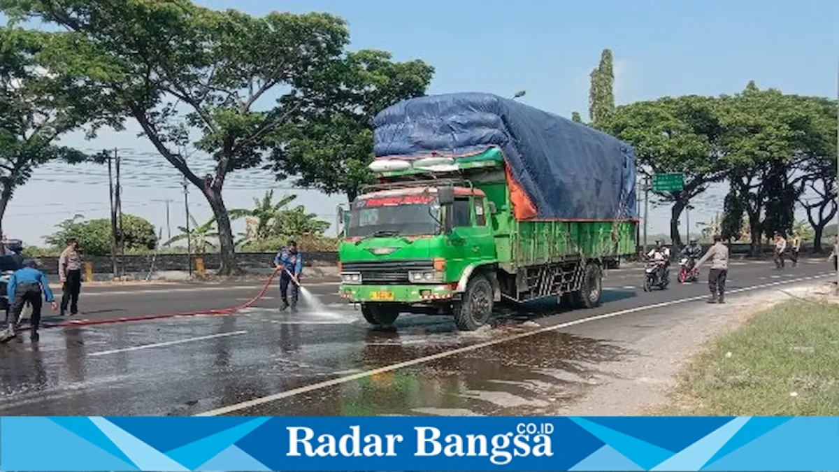 Petugas Polres Lamongan bersama tim terkait menangani tumpahan cairan diduga zat kimia di pintu masuk JLU Barat Lamongan, Senin (24/8). (Foto Dok Ho/RadarBangsa.co.id)