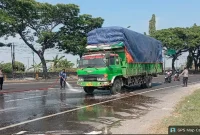 Petugas Polres Lamongan bersama tim terkait menangani tumpahan cairan diduga zat kimia di pintu masuk JLU Barat Lamongan, Senin (24/8). (Foto Dok Ho/RadarBangsa.co.id)