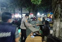 Personel Polres Pelalawan membagikan masker kepada warga di area Taman Bola Mini Soccer Pangkalan Kerinci, Selasa (25/8/2026) malam. (Foto Dok Ho/RadarBangsa.co.id)