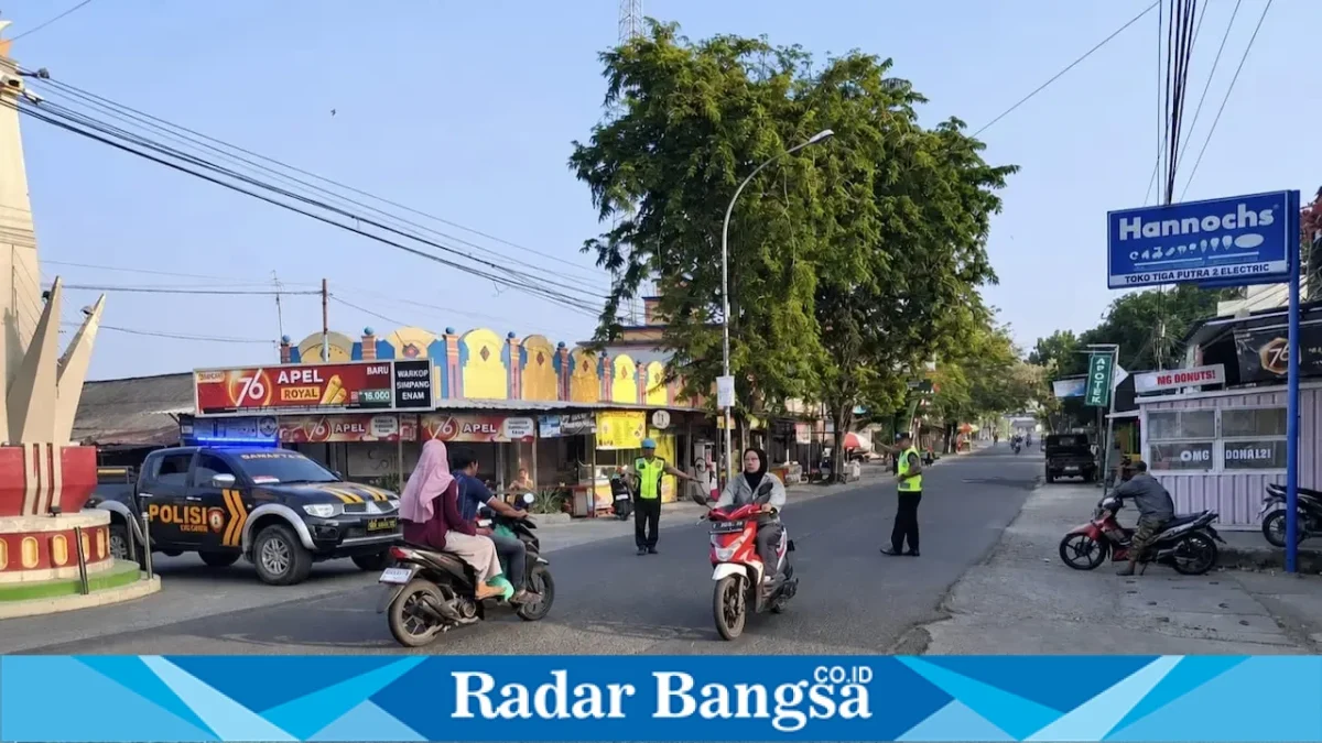 Polsek Laren melaksanakan pengaturan arus lalu lintas di Simpang Lima Pasar Ghobeh Laren dan depan SMPN 1 Laren, Selasa (25/08/2026). (Foto Dok Ho/RadarBangsa.co.id)