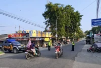 Polsek Laren melaksanakan pengaturan arus lalu lintas di Simpang Lima Pasar Ghobeh Laren dan depan SMPN 1 Laren, Selasa (25/08/2026). (Foto Dok Ho/RadarBangsa.co.id)