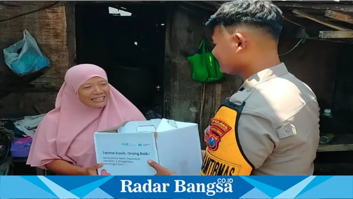 Bhabinkamtibmas Desa Gampangsejati saat menyalurkan bantuan sembako kepada masyarakat yang membutuhkan, Jumat (28/8/2026). (Foto Dok Ho/RadarBangsa.co.id)