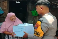 Bhabinkamtibmas Desa Gampangsejati saat menyalurkan bantuan sembako kepada masyarakat yang membutuhkan, Jumat (28/8/2026). (Foto Dok Ho/RadarBangsa.co.id)