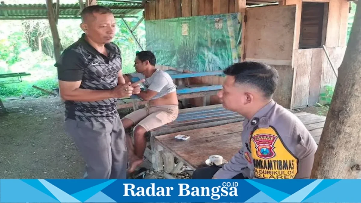 Petugas Polsek Laren memberikan edukasi kepada warga Desa Durikulon tentang bahaya judi online dan pinjaman online, Jumat (14/8/2026). (Foto Dok Ho/RadarBangsa.co.id)  