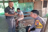 Petugas Polsek Laren memberikan edukasi kepada warga Desa Durikulon tentang bahaya judi online dan pinjaman online, Jumat (14/8/2026). (Foto Dok Ho/RadarBangsa.co.id)  