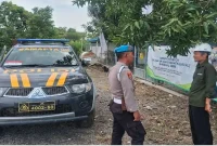 Petugas Polsek Laren melakukan patroli dialogis dan memantau debit air Bengawan Solo di pintu air Desa Pelangwot, Kecamatan Laren, Sabtu (15/8/2026). (Foto Dok Ho/RadarBangsa.co.id)