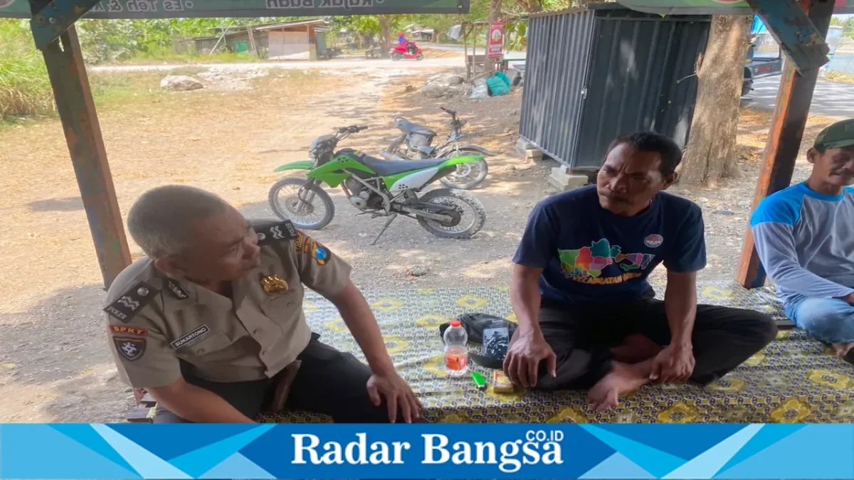 Petugas Polsek Laren saat melaksanakan patroli dialogis dan Harkamtibmas di Dusun Gendong, Desa Laren, Senin (17/8/2026). (Foto Dok Ho/RadarBangsa.co.id)