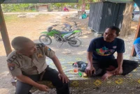 Petugas Polsek Laren saat melaksanakan patroli dialogis dan Harkamtibmas di Dusun Gendong, Desa Laren, Senin (17/8/2026). (Foto Dok Ho/RadarBangsa.co.id)
