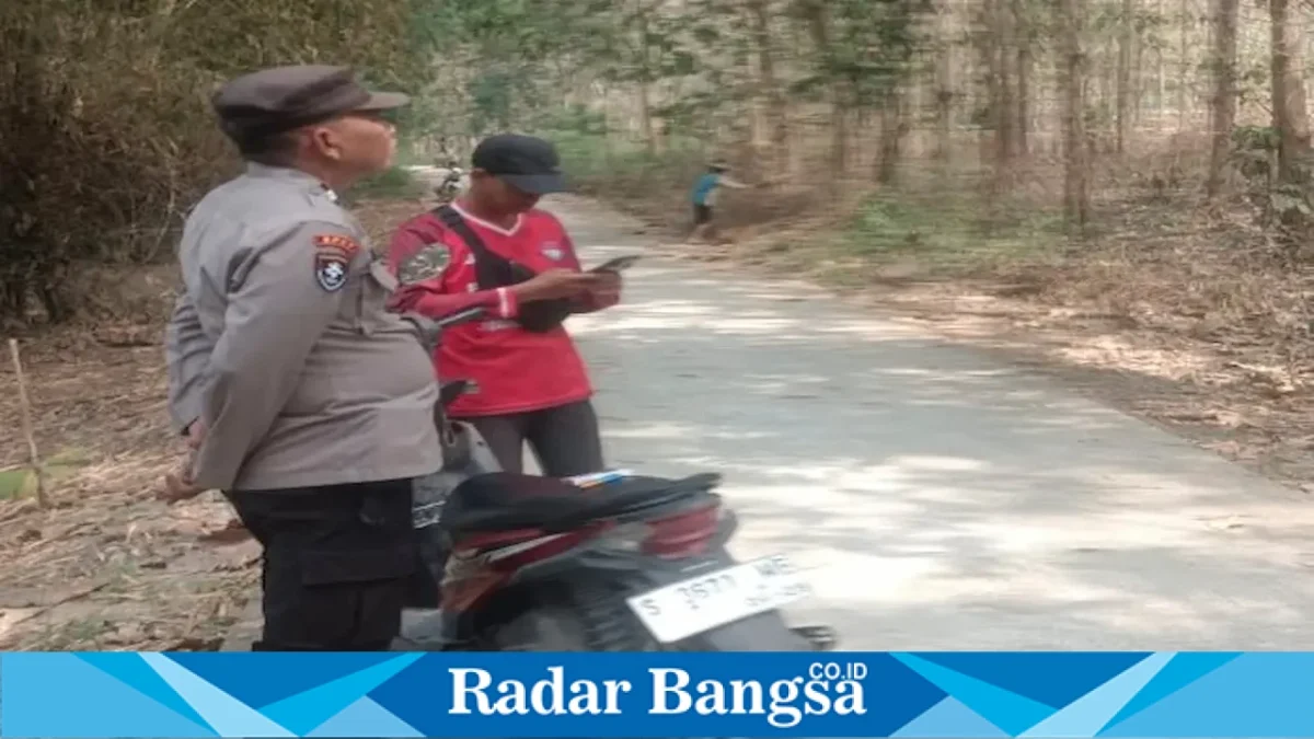 Petugas Polsek Laren melaksanakan patroli antisipasi karhutla di kawasan hutan Desa Gampangsejati, Kecamatan Laren, Kabupaten Lamongan, Rabu, 12 Agustus 2026. (Foto Dok Ho/RadarBangsa.co.id)