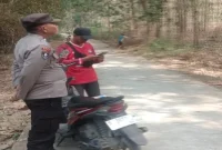 Petugas Polsek Laren melaksanakan patroli antisipasi karhutla di kawasan hutan Desa Gampangsejati, Kecamatan Laren, Kabupaten Lamongan, Rabu, 12 Agustus 2026. (Foto Dok Ho/RadarBangsa.co.id)