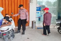 Petugas Polsek Laren melaksanakan patroli rutin di sejumlah objek vital dan mengimbau masyarakat mengamankan kendaraan saat parkir di wilayah Laren, Sabtu (15/8/2026). (Foto Dok Ho/RadarBangsa.co.id)