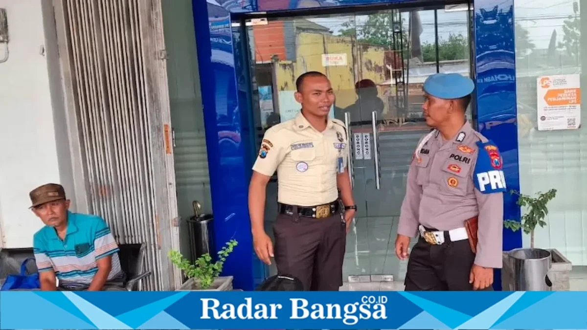 Petugas Polsek Laren saat melaksanakan patroli objek vital di wilayah Kecamatan Laren, Kamis (27/8/2026). (Foto Dok Ho/RadarBangsa.co.id)