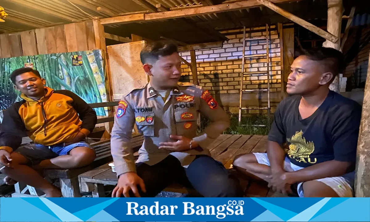 Personel Polsek Laren melaksanakan Patroli Kota Presisi dialogis dan menyampaikan imbauan kamtibmas kepada warga Desa Siser, Kecamatan Laren, Kabupaten Lamongan, Selasa, 11 Agustus 2026. (Foto Dok Ho/RadarBangsa.co.id)