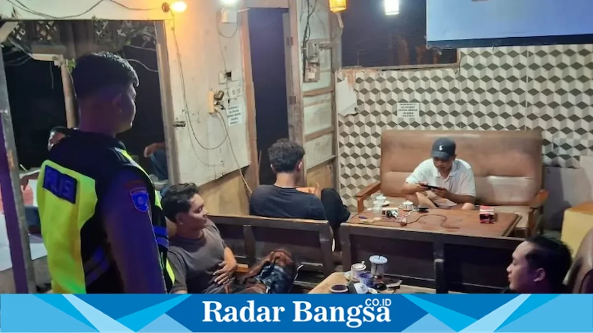 Polisi saat patroli dialogis di Tamanprijek, Minggu (30/8/2026). (Dok. Ho/RadarBangsa.co.id)