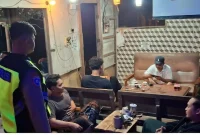 Polisi saat patroli dialogis di Tamanprijek, Minggu (30/8/2026). (Dok. Ho/RadarBangsa.co.id)
