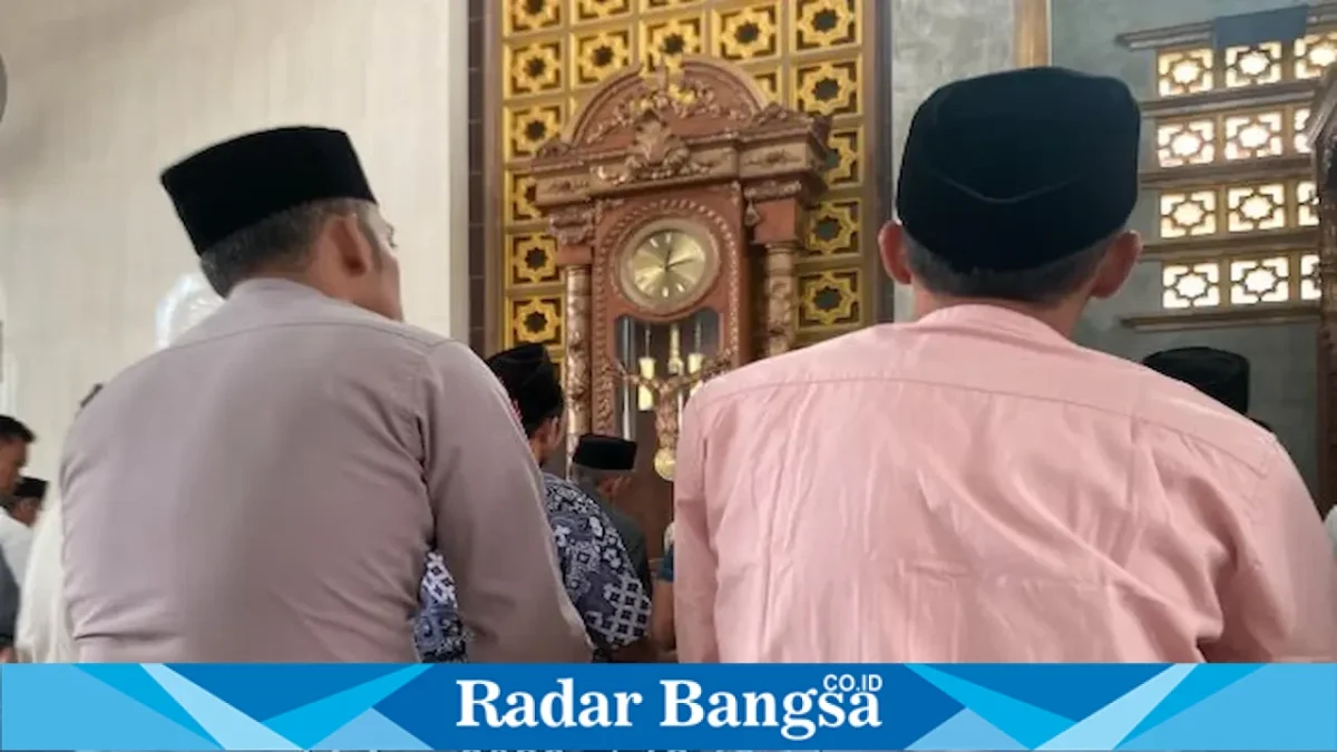 Kapolsek Laren AKP Anang Purwo Widodo bersama anggota saat melaksanakan Sholat Jumat di Masjid Al-Muhajirin, Desa Gampangsejati, Kecamatan Laren, Jumat (14/8/2026). (Foto Dok Ho/RadarBangsa.co.id)