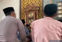 Kapolsek Laren AKP Anang Purwo Widodo bersama anggota saat melaksanakan Sholat Jumat di Masjid Al-Muhajirin, Desa Gampangsejati, Kecamatan Laren, Jumat (14/8/2026). (Foto Dok Ho/RadarBangsa.co.id)