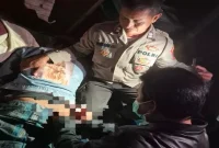 Petugas Polsek Sambeng bersama Puskesmas Sambeng menangani ODGJ di Kecamatan Sambeng, Lamongan, Rabu (12/8/2026). (Foto Dok Ho/RadarBangsa.co.id)