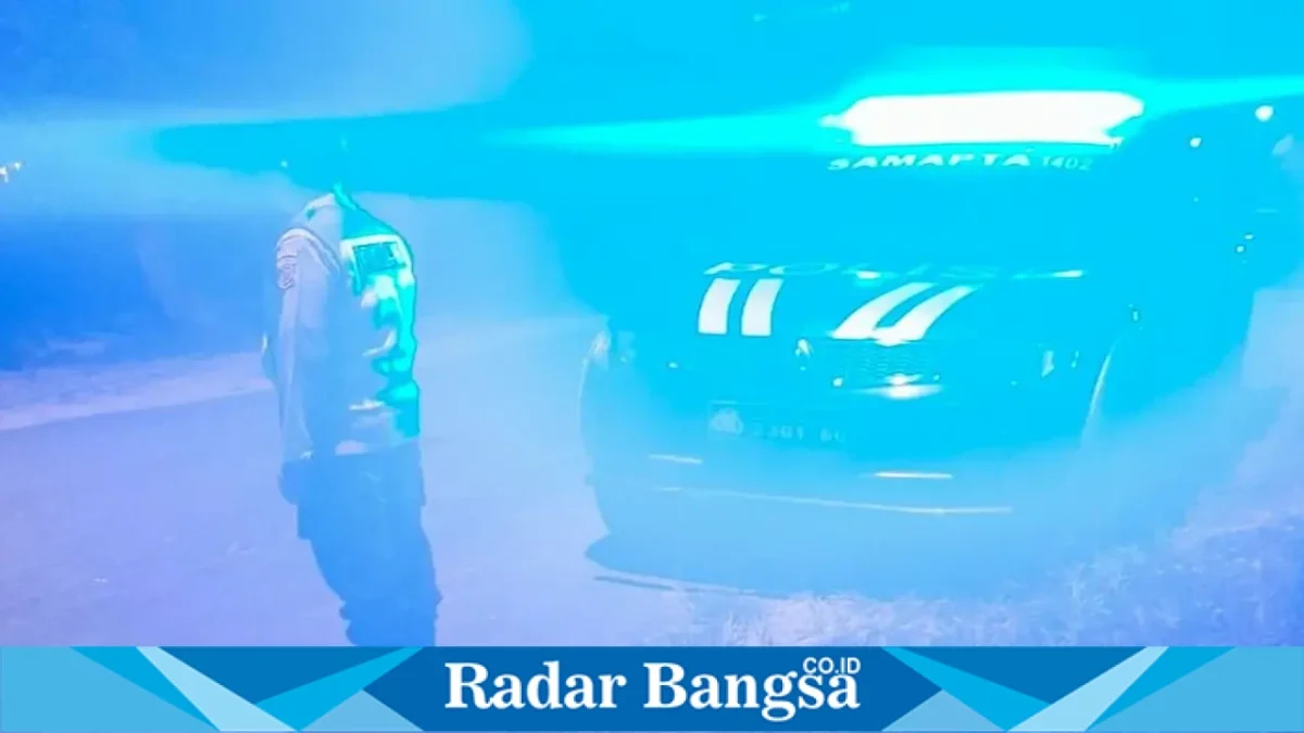 Anggota Polsek Tikung saat melaksanakan patroli Blue Light di Jalan Raya Mantup-Tikung dan sejumlah wilayah perbatasan, Kamis (13/8/2026). (Foto Dok Ho/RadarBangsa.co.id)