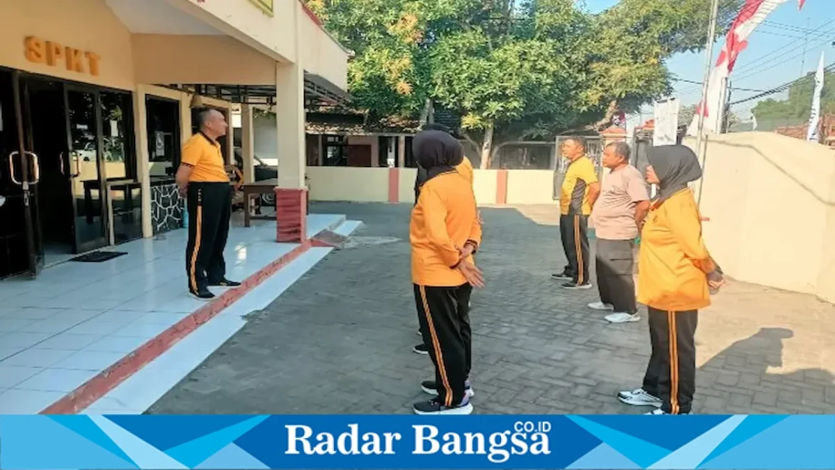 Kapolsek Tikung Iptu Fahrur Rozi bersama personel melakukan kurve membersihkan lingkungan Mako Polsek Tikung, Jumat (28/8/2026). (Foto Dok Ho/RadarBangsa.co.id)