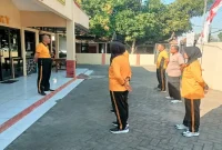 Kapolsek Tikung Iptu Fahrur Rozi bersama personel melakukan kurve membersihkan lingkungan Mako Polsek Tikung, Jumat (28/8/2026). (Foto Dok Ho/RadarBangsa.co.id)