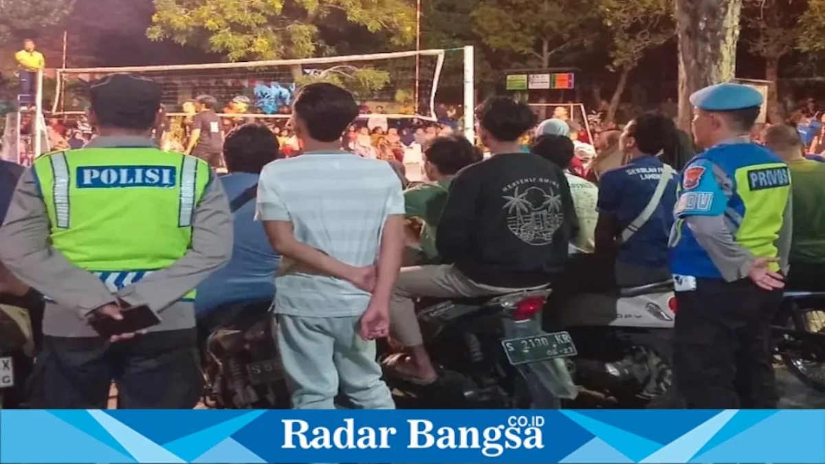 Personel Polsek Tikung melaksanakan pengamanan dan patroli pertandingan bola voli dalam rangka HUT Kemerdekaan RI ke-81 di Lapangan SDN 1 Tambakrigadung, Kecamatan Tikung, Lamongan, Sabtu (15/8/2026). (Foto Dok Ho/RadarBangsa.co.id)
