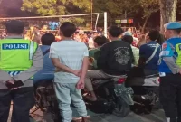 Personel Polsek Tikung melaksanakan pengamanan dan patroli pertandingan bola voli dalam rangka HUT Kemerdekaan RI ke-81 di Lapangan SDN 1 Tambakrigadung, Kecamatan Tikung, Lamongan, Sabtu (15/8/2026). (Foto Dok Ho/RadarBangsa.co.id)