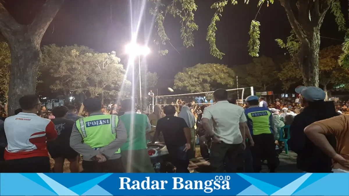 Personel Polsek Tikung melaksanakan pengamanan dan patroli pertandingan bola voli di Lapangan SDN 1 Tambakrigadung, Rabu (12/8/2026). (Foto Dok Ho/RadarBangsa.co.id)
