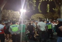 Personel Polsek Tikung melaksanakan pengamanan dan patroli pertandingan bola voli di Lapangan SDN 1 Tambakrigadung, Rabu (12/8/2026). (Foto Dok Ho/RadarBangsa.co.id)