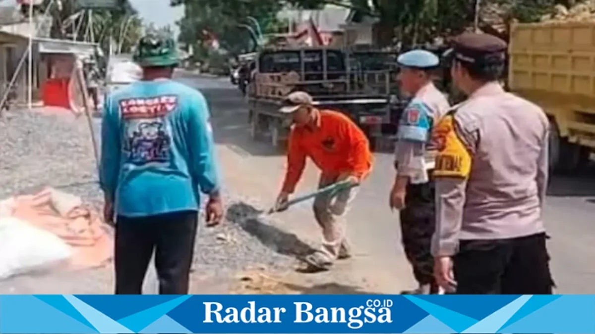 Petugas Polsek Tikung menindaklanjuti aduan material bangunan di Tambakboyo, Minggu (30/8/2026). (Dok Ho/RadarBangsa.co.id)