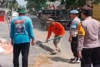 Petugas Polsek Tikung menindaklanjuti aduan material bangunan di Tambakboyo, Minggu (30/8/2026). (Dok Ho/RadarBangsa.co.id)