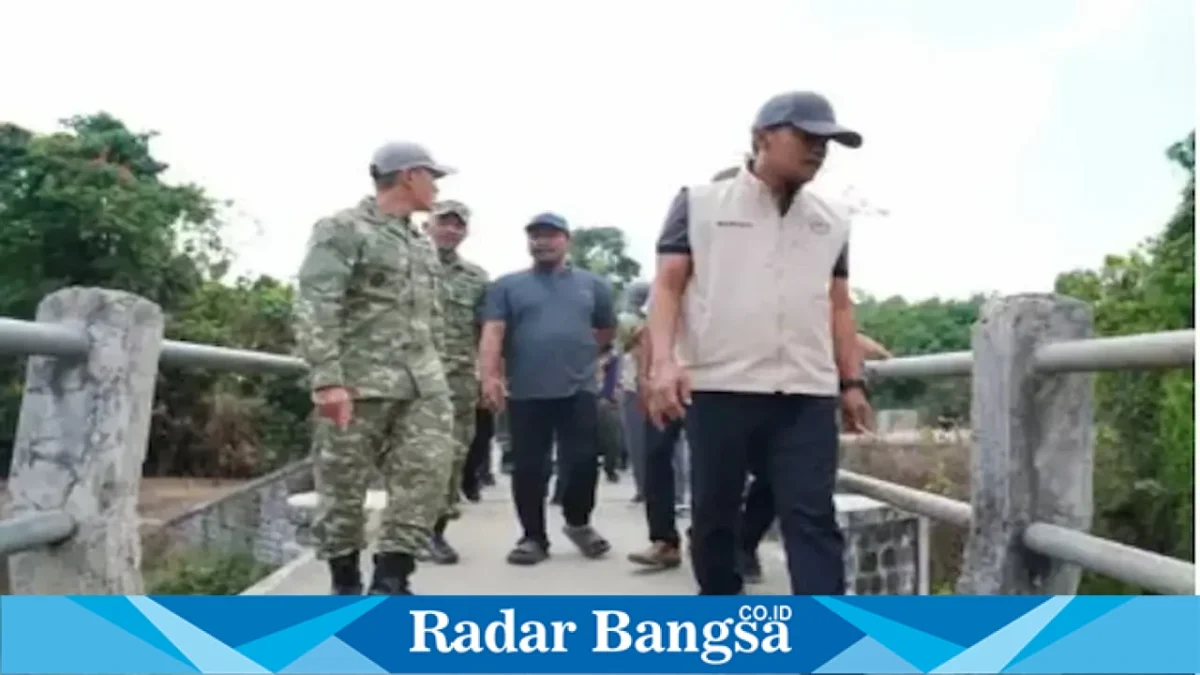 Bupati Bangkalan Lukman Hakim bersama Dandim 0829 Bangkalan Heru Dwi Santoso meninjau potensi sumber air di Desa Pamorah, Kecamatan Tragah, Jumat (21/8/2026). (Foto Dok Ho/RadarBangsa.co.id)