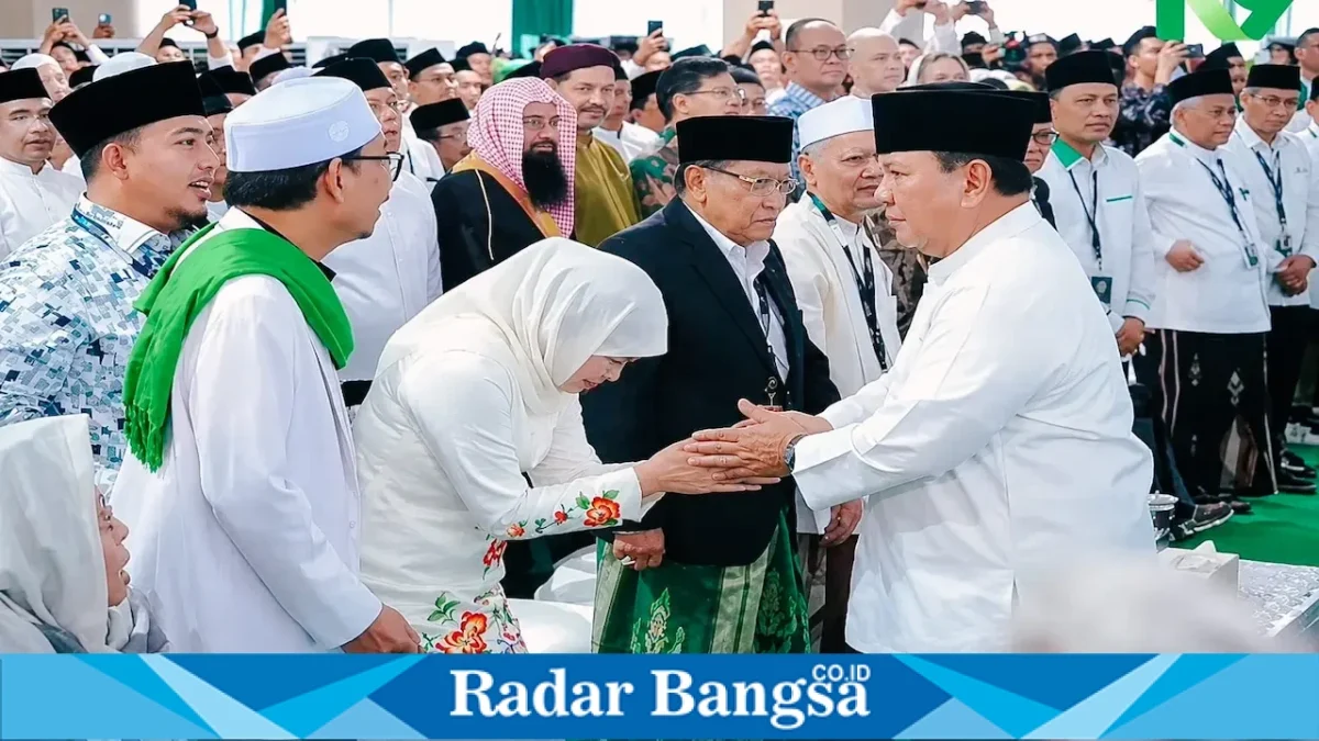 Gubernur Jawa Timur Khofifah Indar Parawansa bersalaman dengan Presiden Prabowo Subianto saat pembukaan Muktamar ke-35 NU di Pondok Pesantren Bahrul Ulum Tambakberas, Jombang, Kamis (27/8/2026). (Foto Dok Ho/RadarBangsa.co.id)