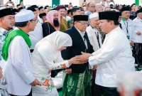 Gubernur Jawa Timur Khofifah Indar Parawansa bersalaman dengan Presiden Prabowo Subianto saat pembukaan Muktamar ke-35 NU di Pondok Pesantren Bahrul Ulum Tambakberas, Jombang, Kamis (27/8/2026). (Foto Dok Ho/RadarBangsa.co.id)