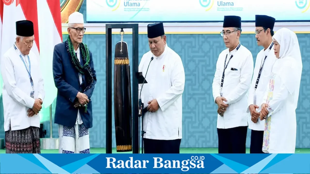 Prabowo dan Khofifah saat penutupan Muktamar NU ke-35 di Jombang, Senin (31/8). (Dok HO/RadarBangsa.co.id)
