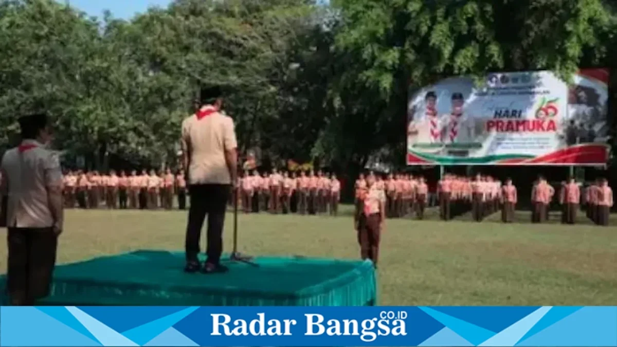 Bupati Bangkalan Lukman Hakim saat menjadi inspektur upacara Peringatan Hari Pramuka ke-65 di Kabupaten Bangkalan, Senin (24/8/2026). (Foto Dok Ho/RadarBangsa.co.id)