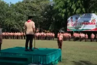 Bupati Bangkalan Lukman Hakim saat menjadi inspektur upacara Peringatan Hari Pramuka ke-65 di Kabupaten Bangkalan, Senin (24/8/2026). (Foto Dok Ho/RadarBangsa.co.id)