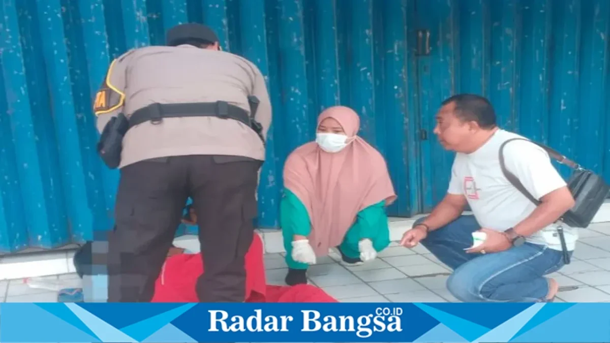 Penanganan penemuan pria meninggal di Pasar Tingkat Lamongan, Sabtu (22/8/2026). (Foto Dok Ho/RadarBangsa.co.id)
