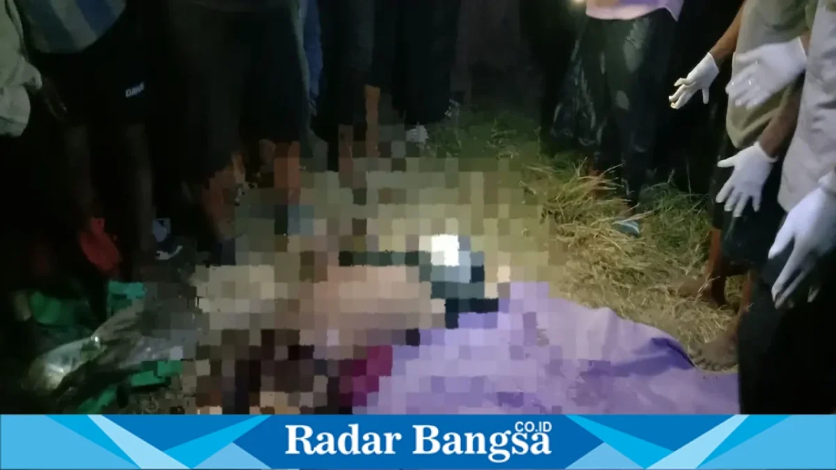 Petugas mengevakuasi jenazah dari Bengawan Solo, Lamongan, Minggu (30/8/2026). (Dok Ho/RadarBangsa.co.id)
